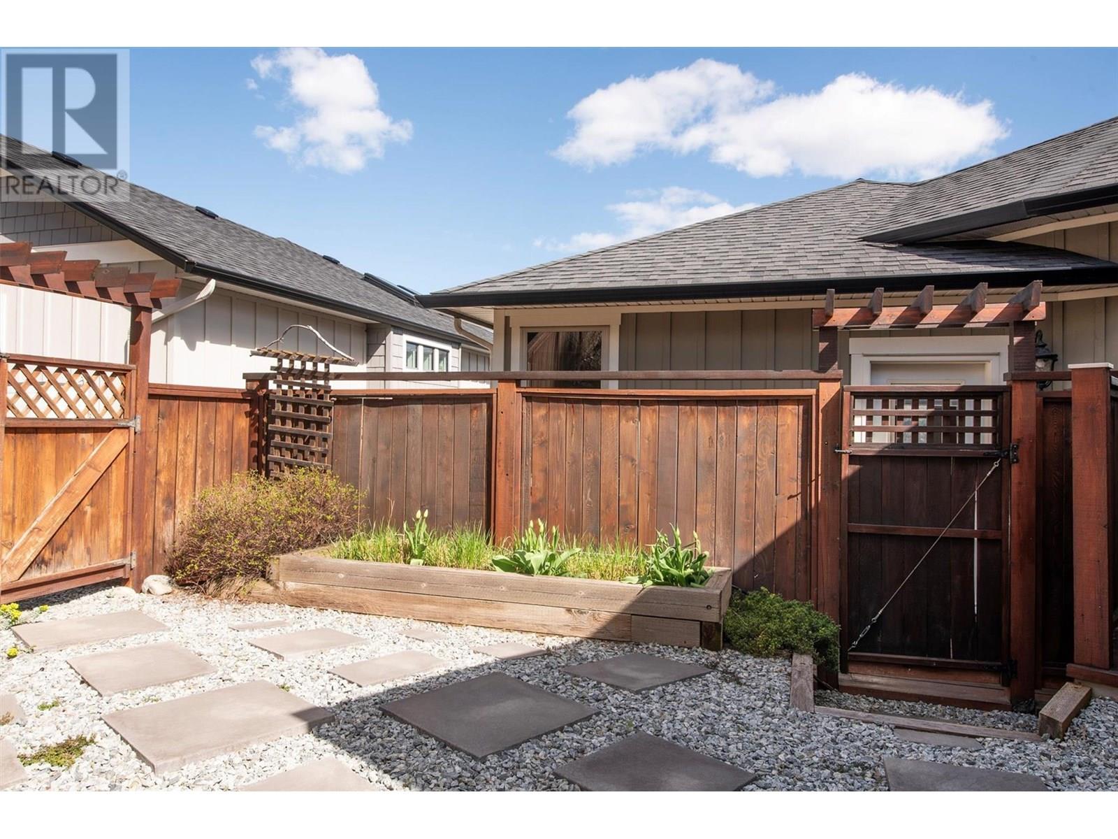 5824 Columbia Avenue, Peachland