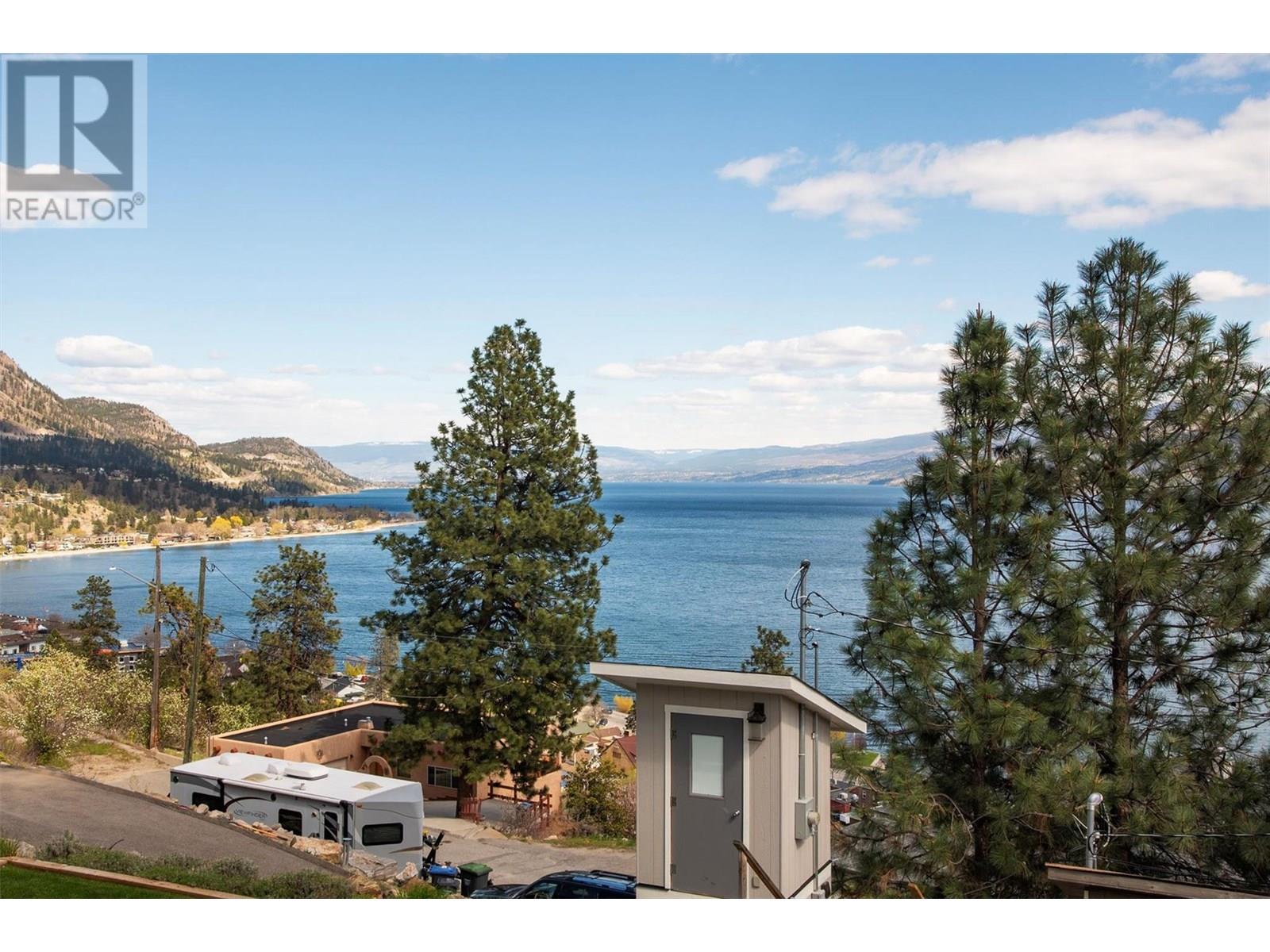 5824 Columbia Avenue, Peachland