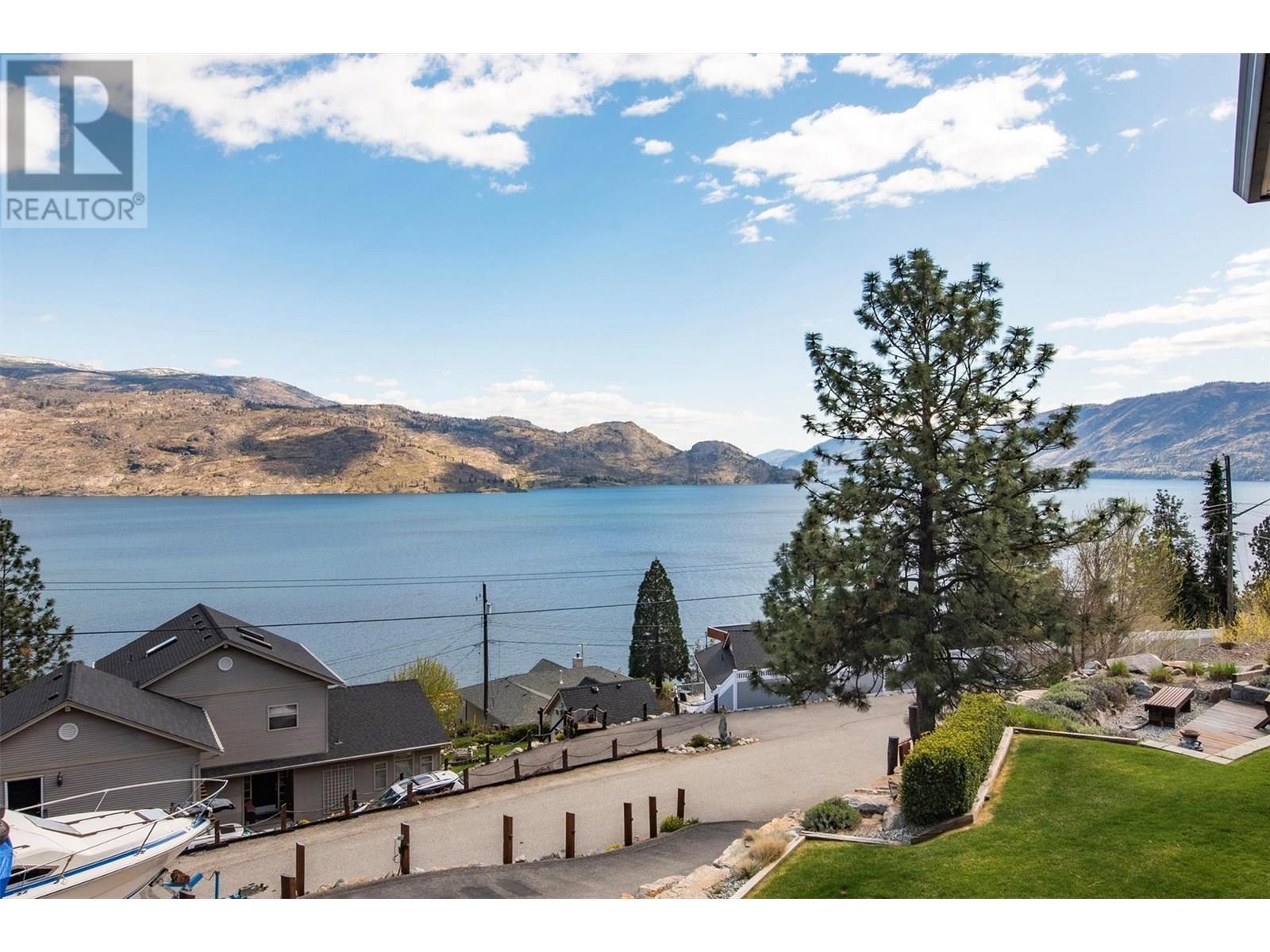 5824 Columbia Avenue, Peachland