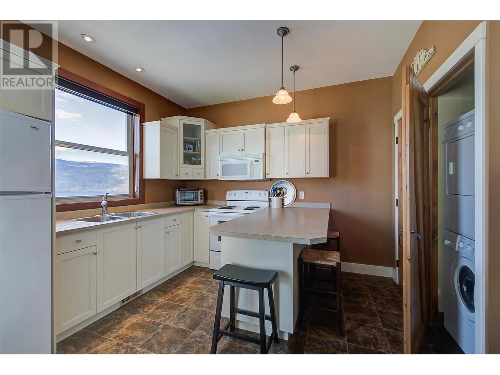 5824 Columbia Avenue, Peachland