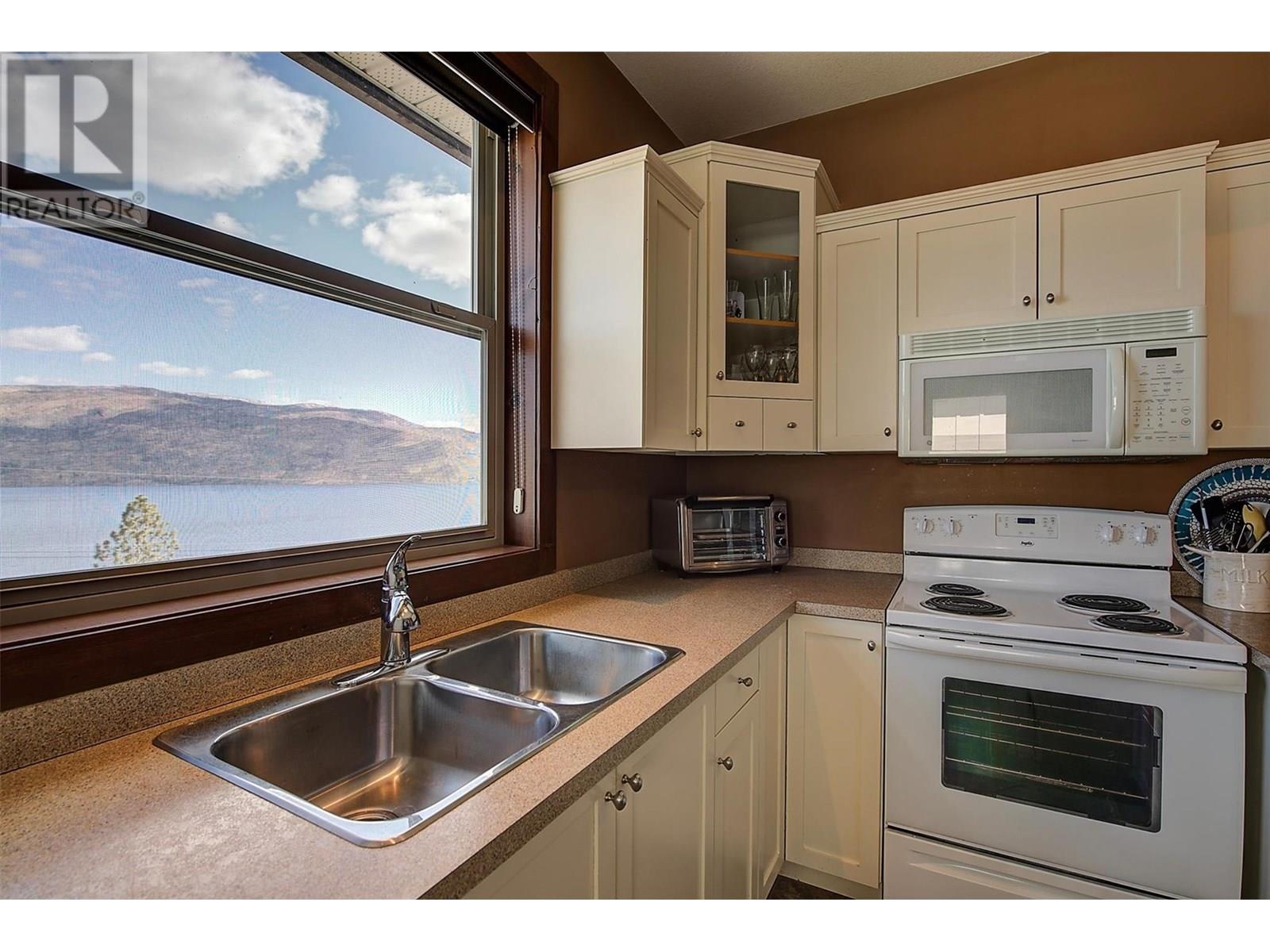 5824 Columbia Avenue, Peachland