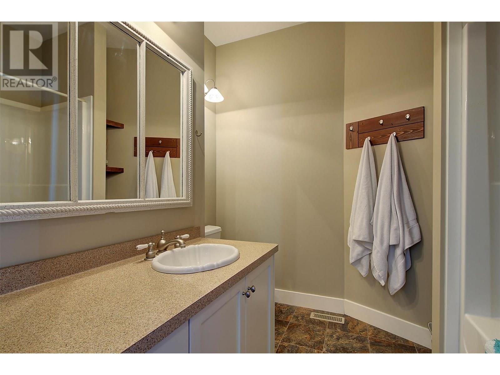 5824 Columbia Avenue, Peachland