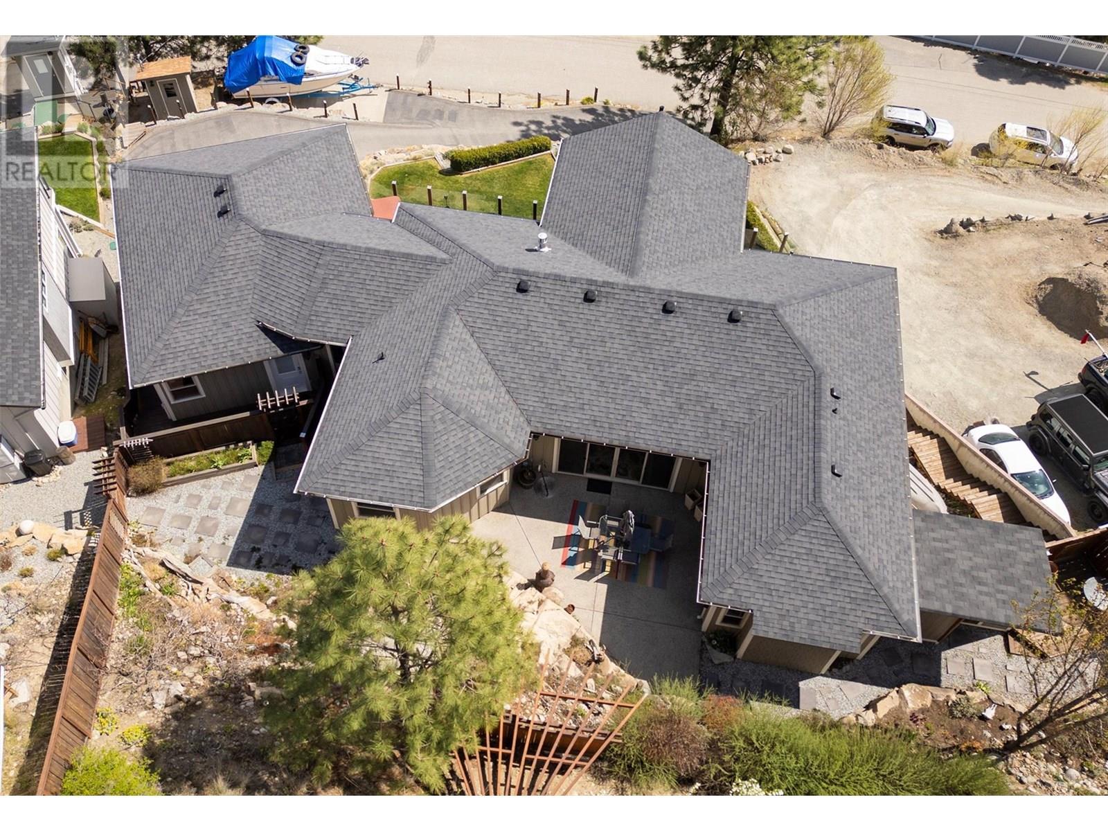 5824 Columbia Avenue, Peachland