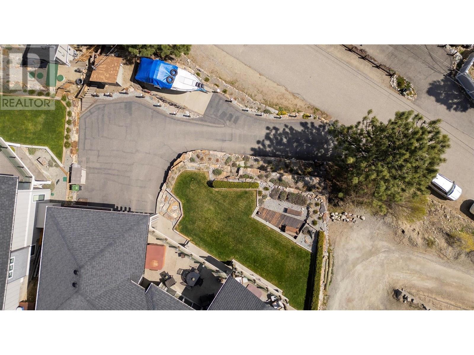 5824 Columbia Avenue, Peachland