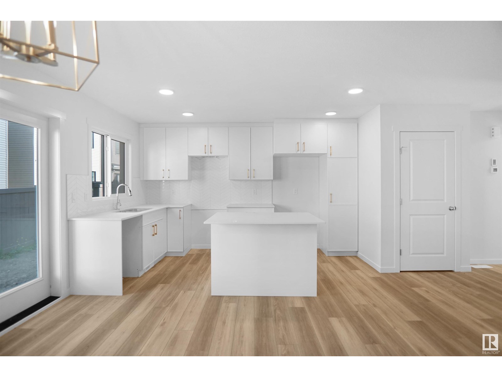 Photo 9 of 51 19904 31 Av Nw, Edmonton AB