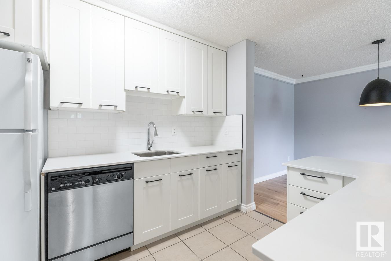 Photo 9 of 200 Surrey Gardens Gd Nw, Edmonton AB