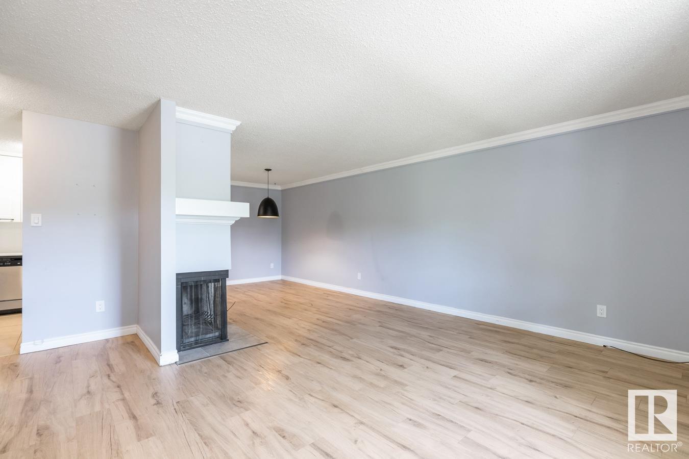 Photo 5 of 200 Surrey Gardens Gd Nw, Edmonton AB