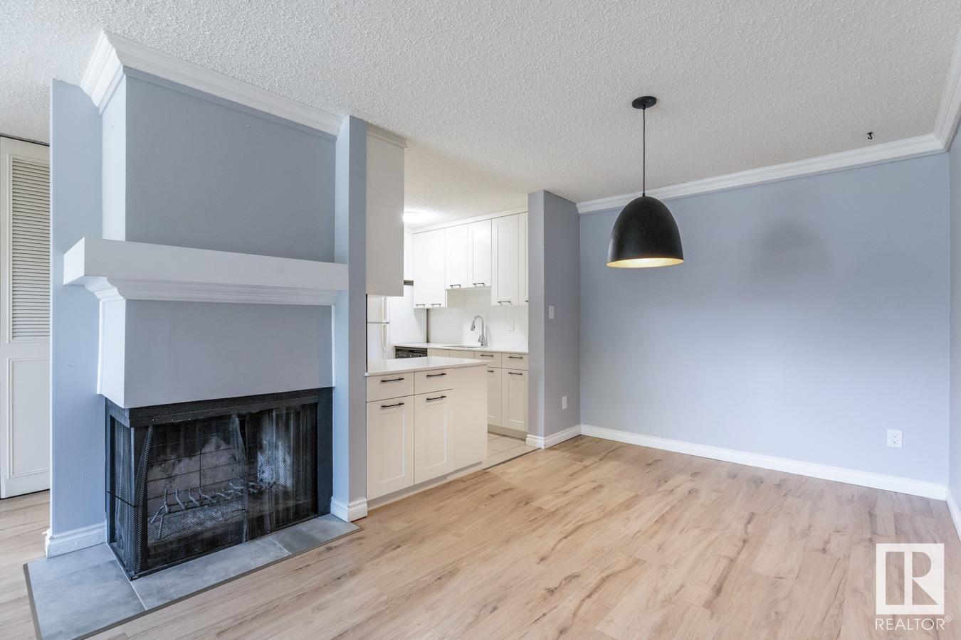 Photo 6 of 200 Surrey Gardens Gd Nw, Edmonton AB