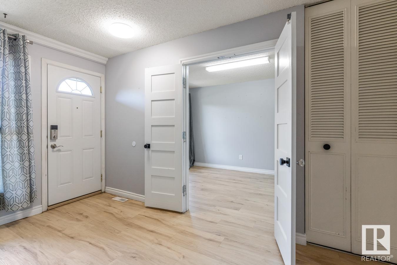 Photo 20 of 200 Surrey Gardens Gd Nw, Edmonton AB