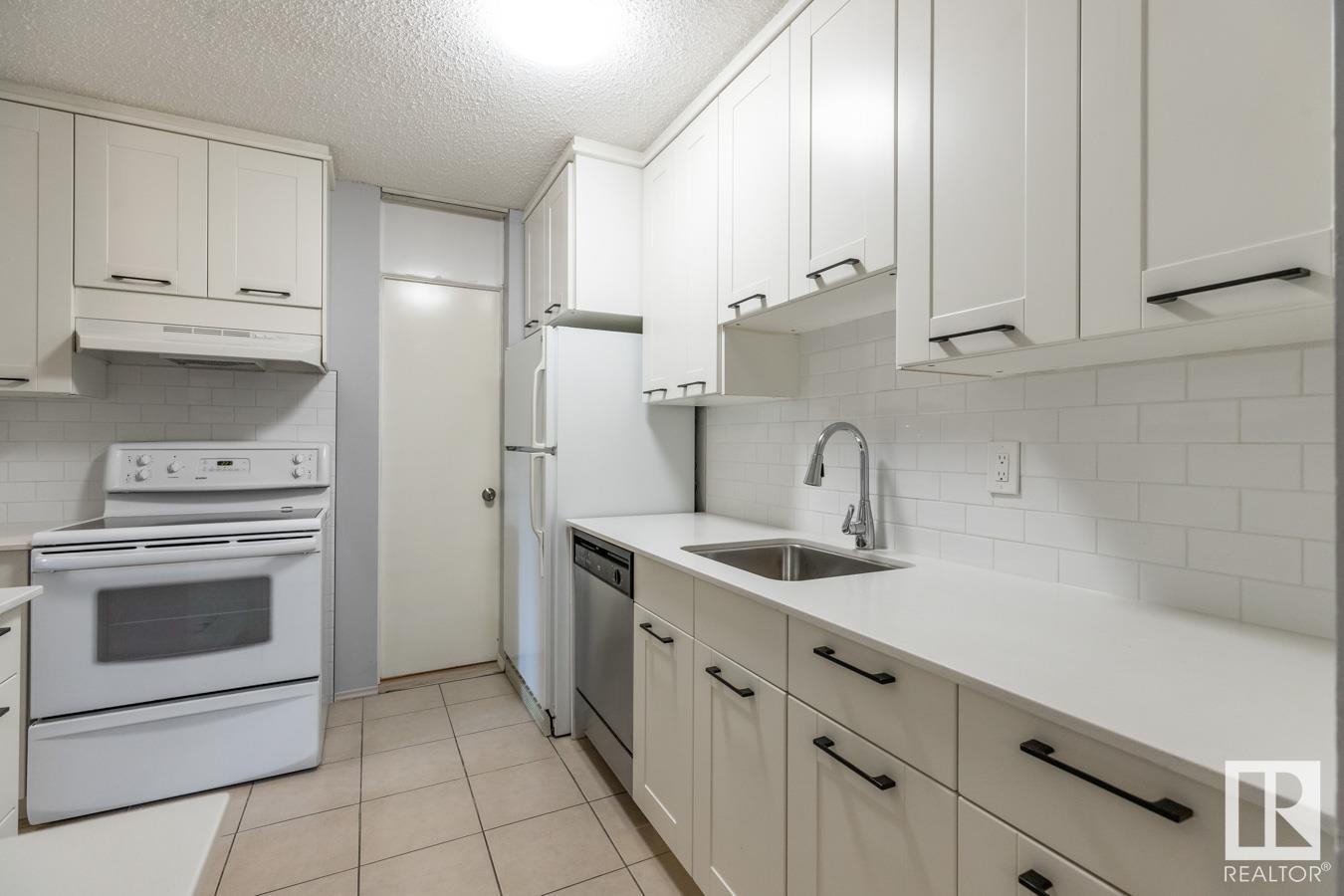 Photo 11 of 200 Surrey Gardens Gd Nw, Edmonton AB