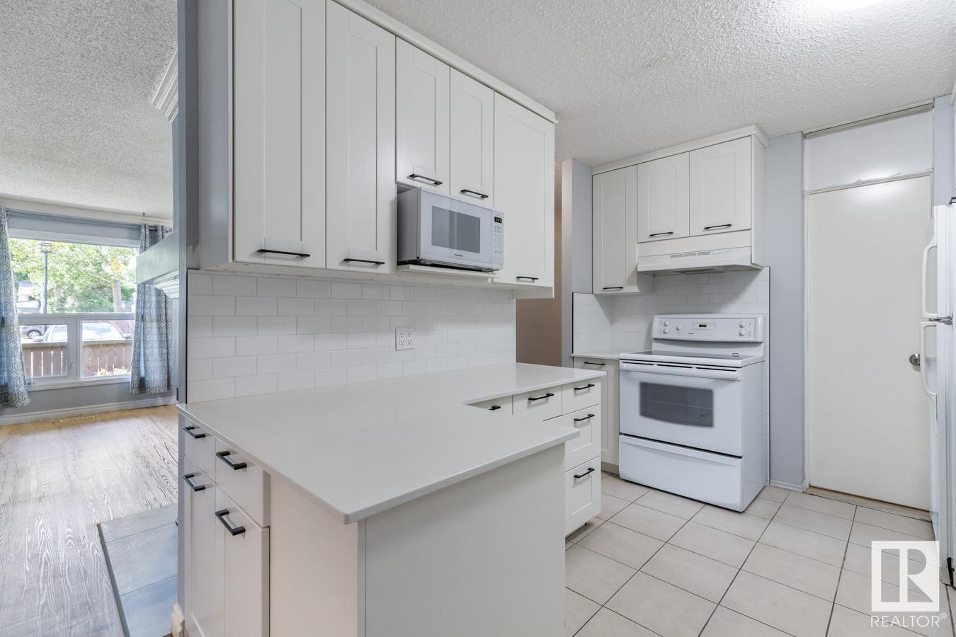 Photo 8 of 200 Surrey Gardens Gd Nw, Edmonton AB