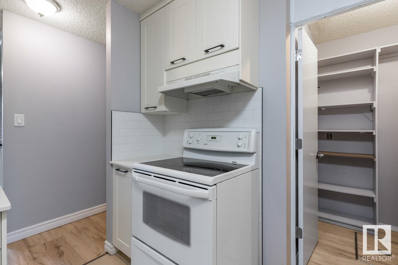 Photo 12 of 200 Surrey Gardens Gd Nw, Edmonton AB