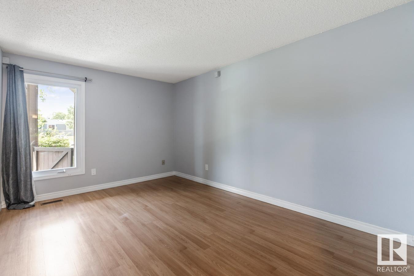 Photo 15 of 200 Surrey Gardens Gd Nw, Edmonton AB