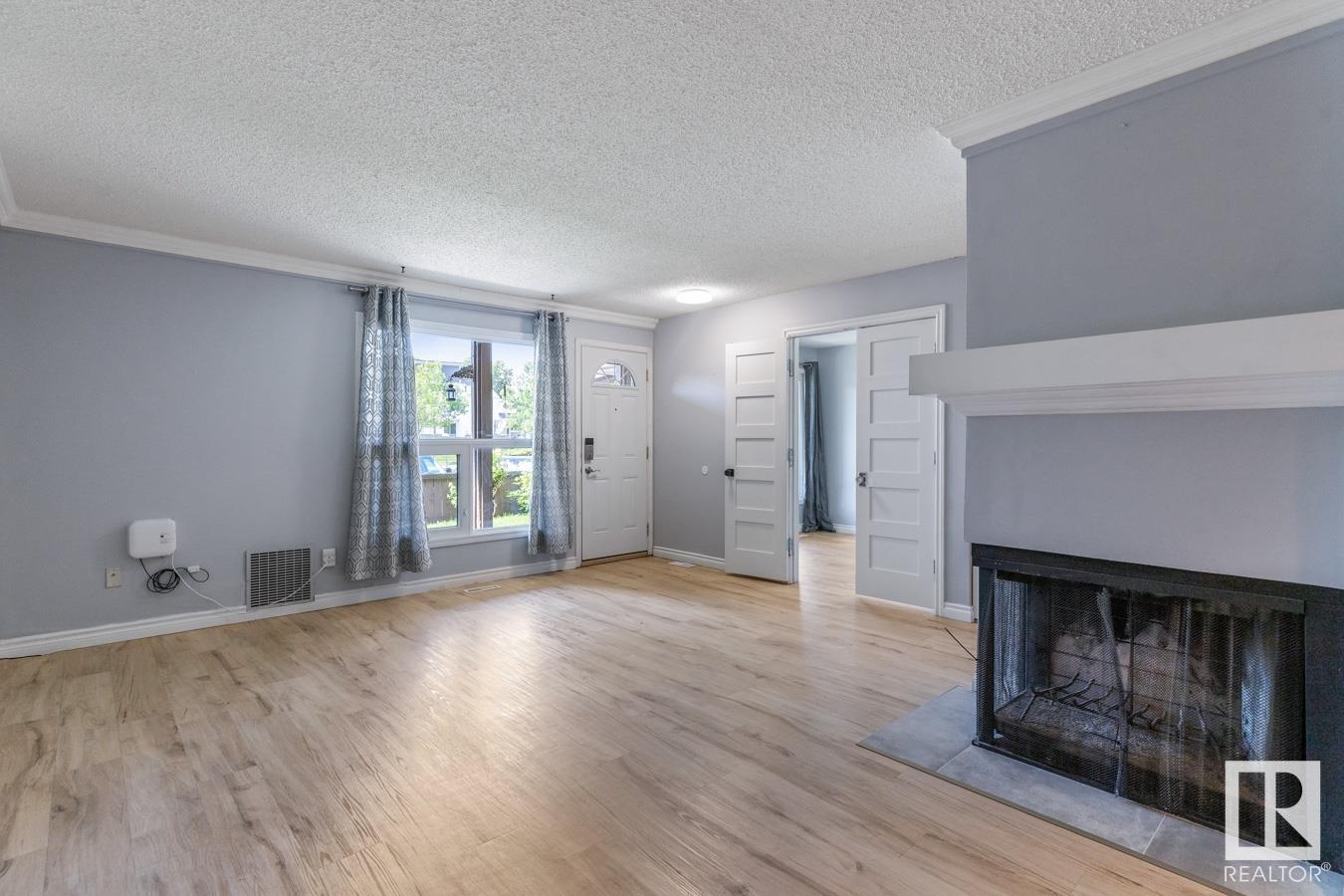 Photo 2 of 200 Surrey Gardens Gd Nw, Edmonton AB