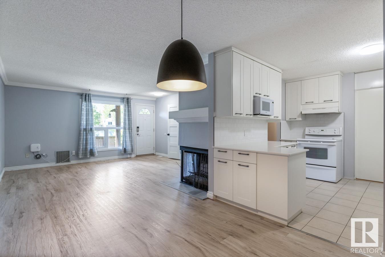 Photo 7 of 200 Surrey Gardens Gd Nw, Edmonton AB
