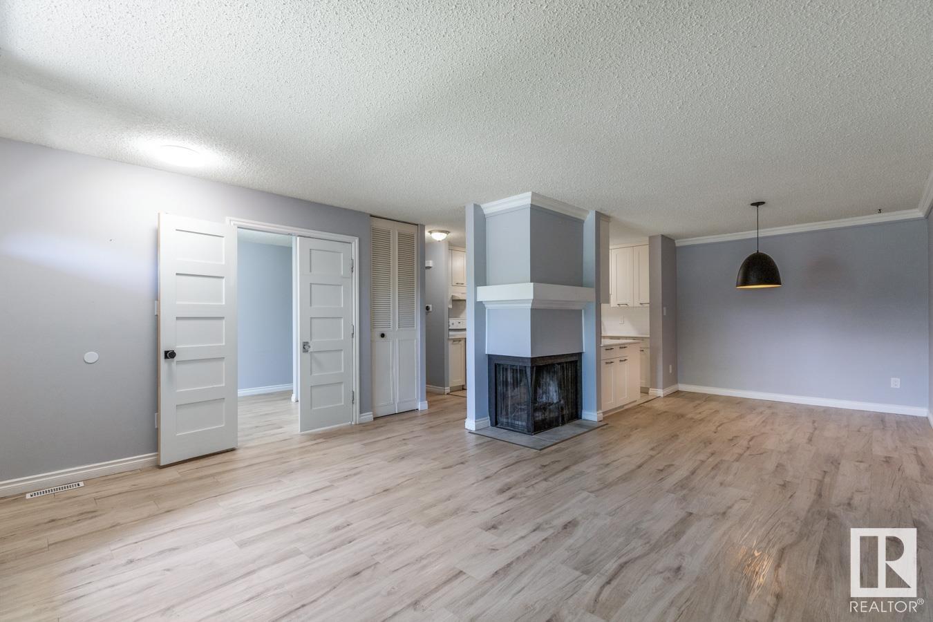 Photo 4 of 200 Surrey Gardens Gd Nw, Edmonton AB