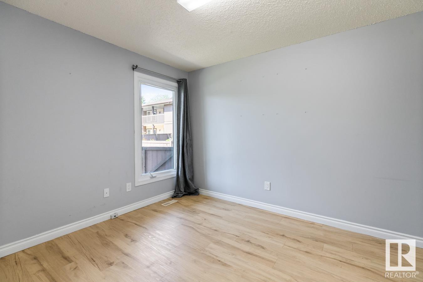 Photo 19 of 200 Surrey Gardens Gd Nw, Edmonton AB