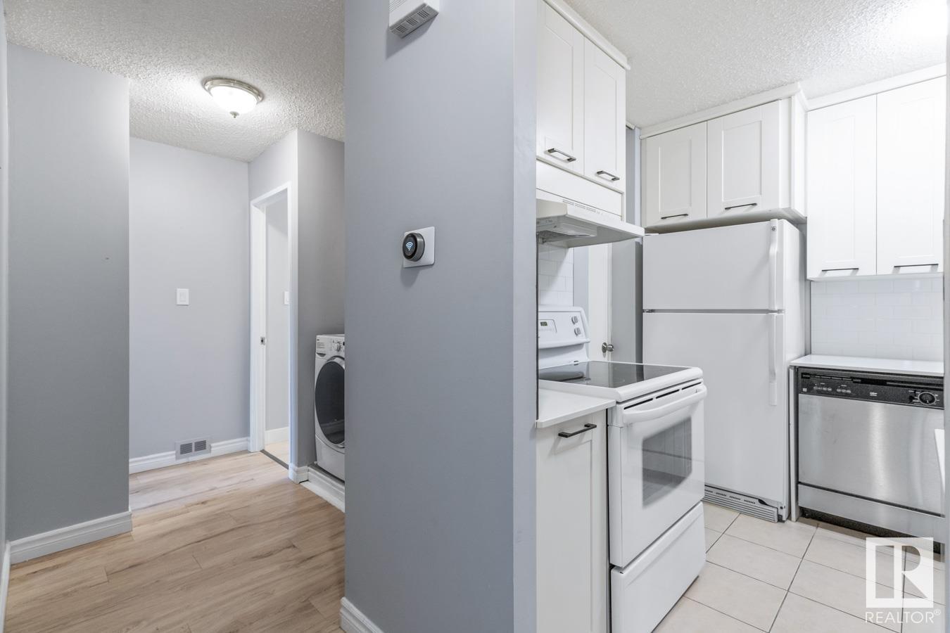 Photo 13 of 200 Surrey Gardens Gd Nw, Edmonton AB
