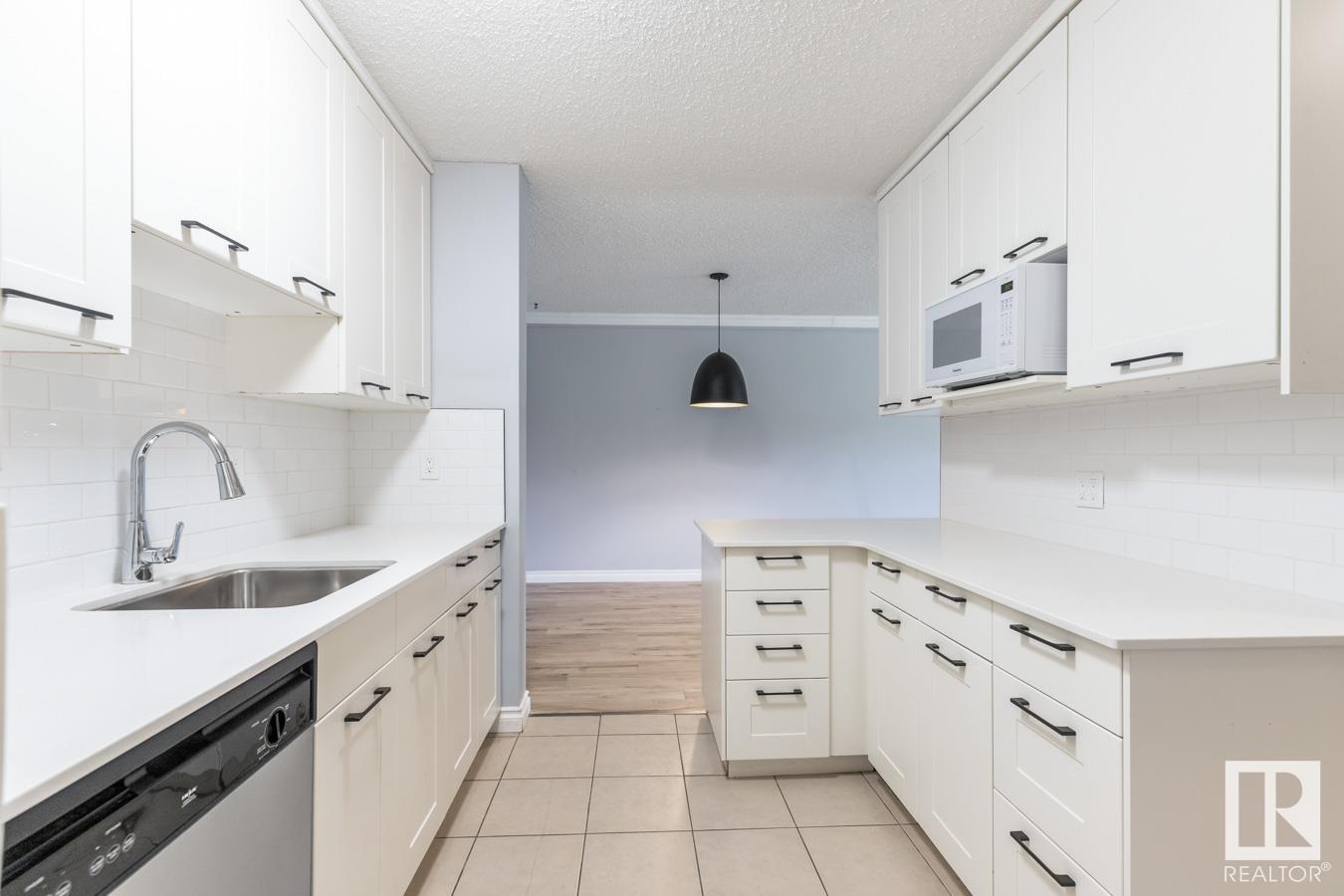 Photo 10 of 200 Surrey Gardens Gd Nw, Edmonton AB