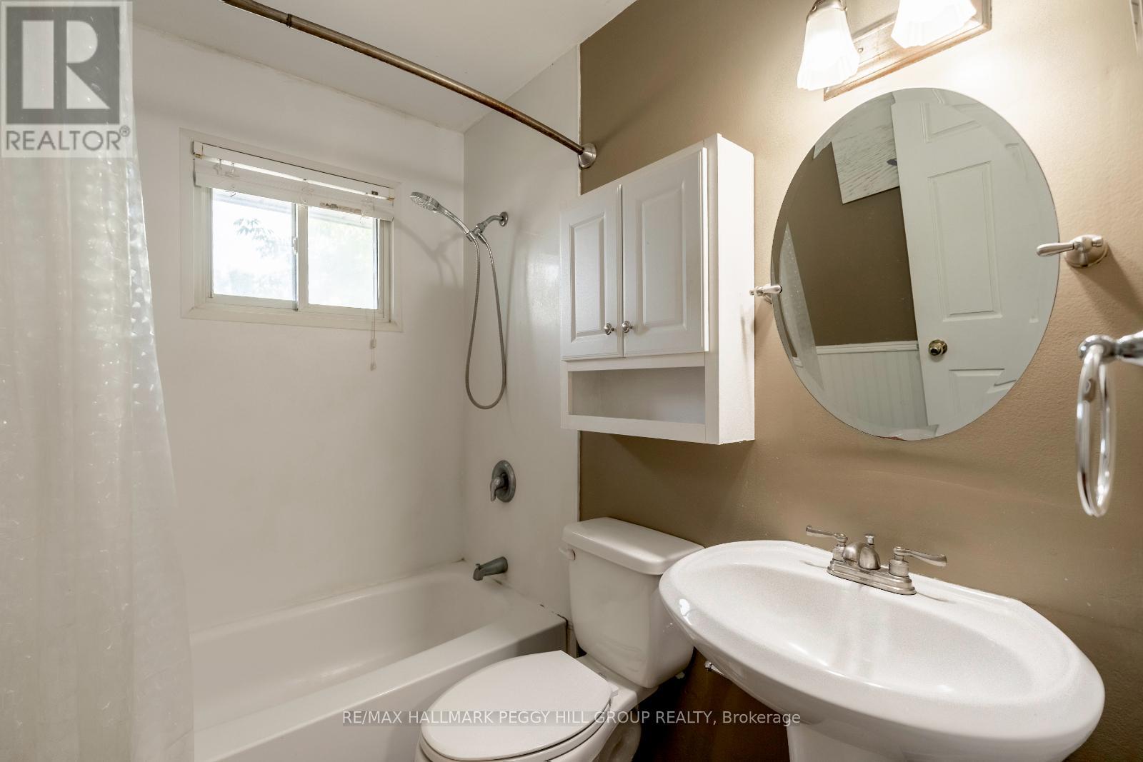 Photo 10 of 35 Ashburton Crescent, Essa ON