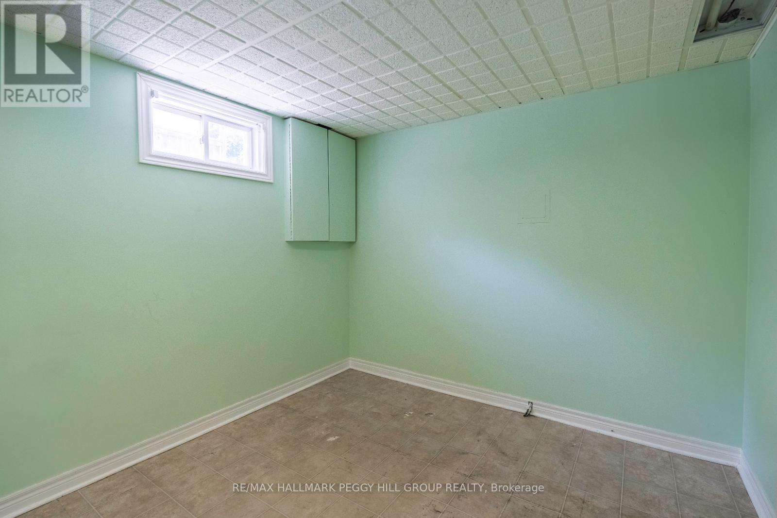 Photo 13 of 35 Ashburton Crescent, Essa ON