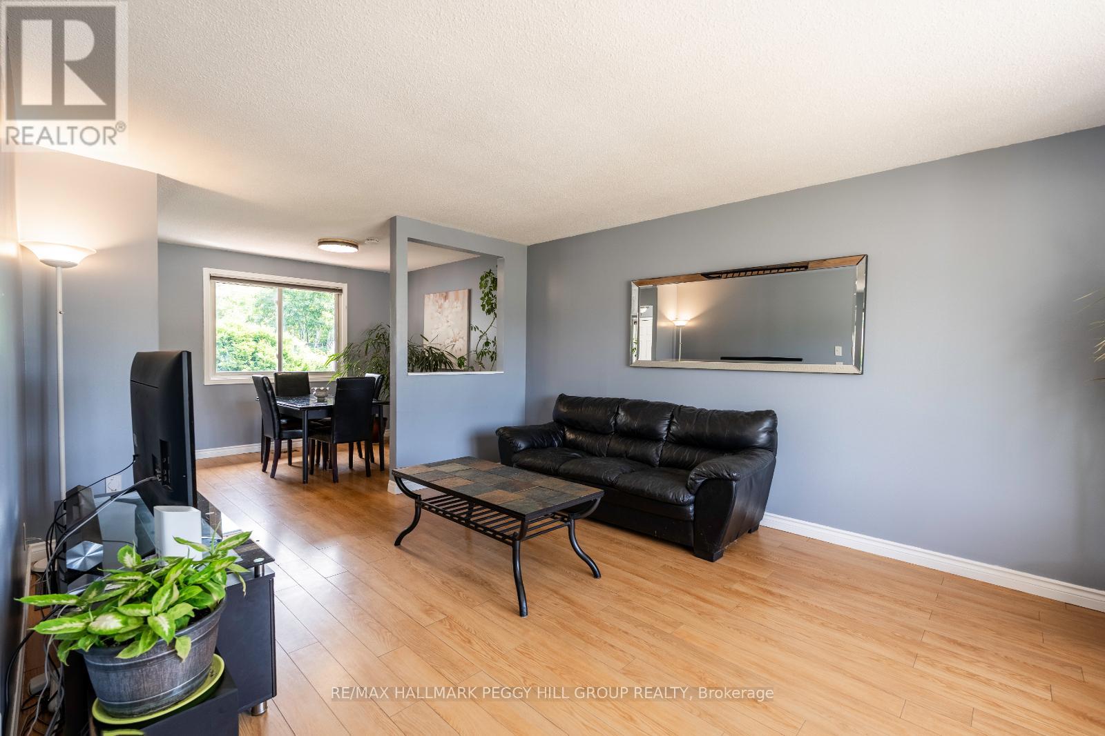Photo 2 of 35 Ashburton Crescent, Essa ON