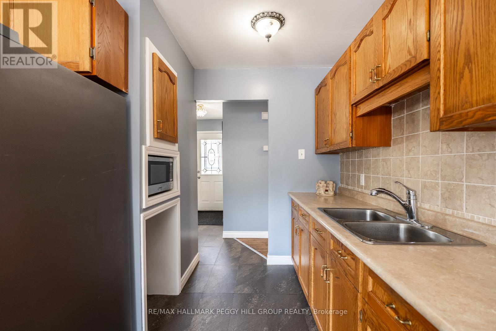Photo 4 of 35 Ashburton Crescent, Essa ON