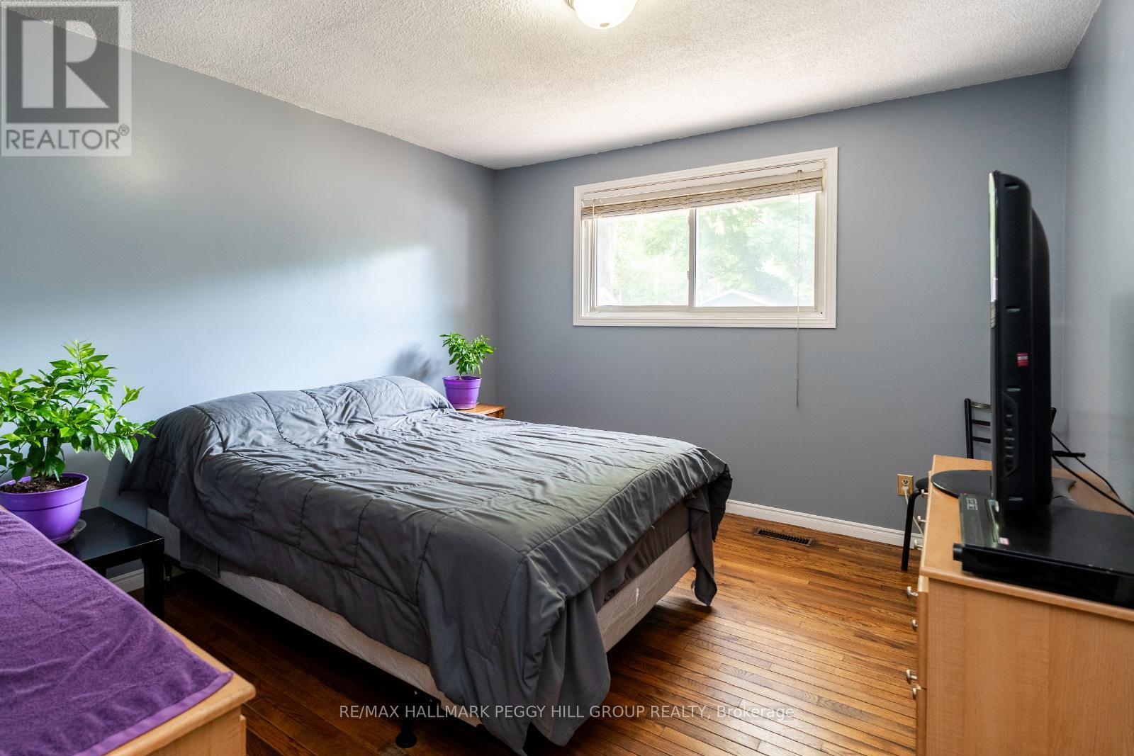 Photo 7 of 35 Ashburton Crescent, Essa ON