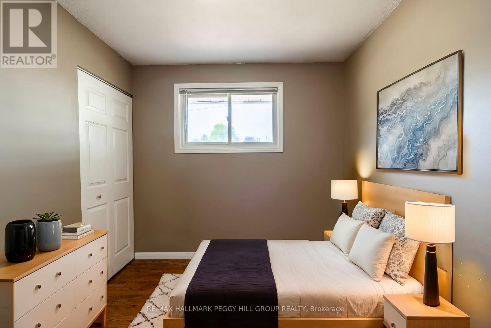 Photo 8 of 35 Ashburton Crescent, Essa ON
