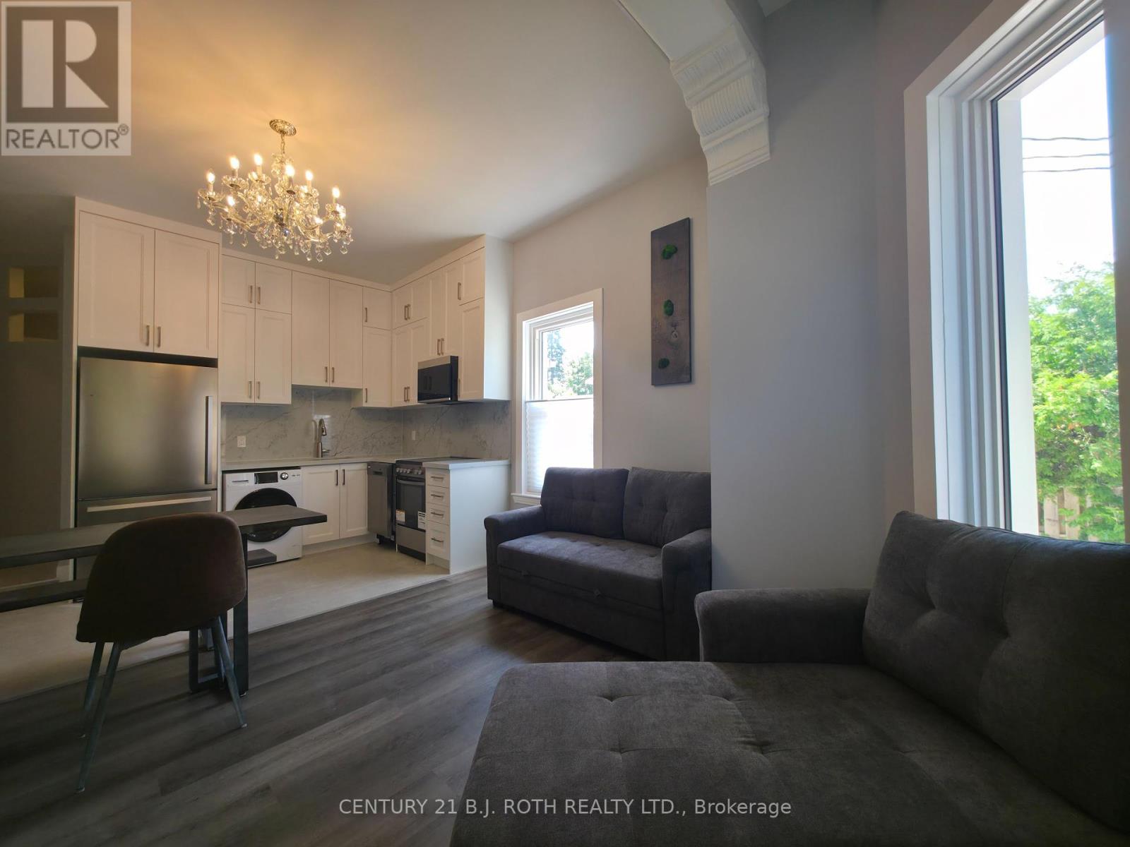 Photo 4 of 3 82 Albert Street N, Orillia ON