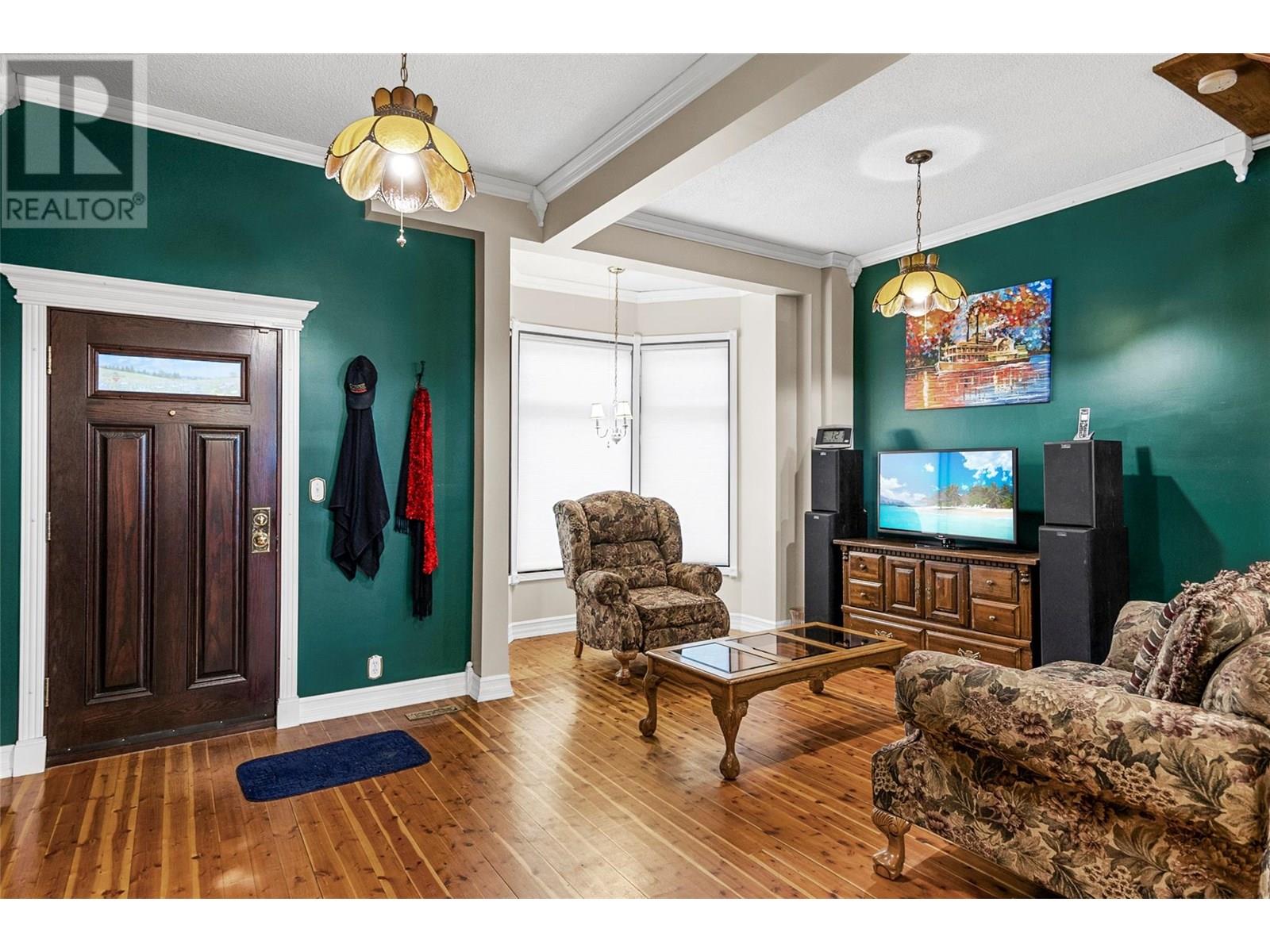 304 First Street W, Revelstoke