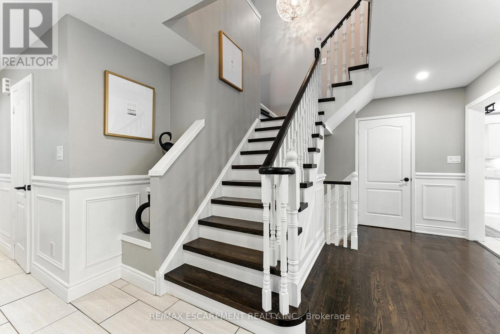 Photo 14 of 2484 Whitehorn Drive, Burlington ON
