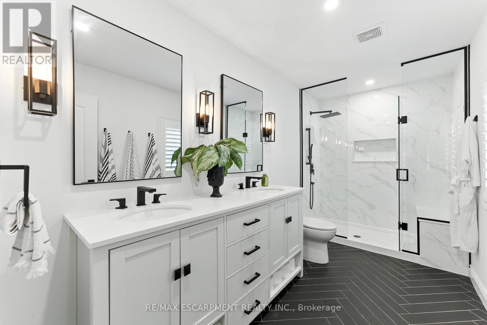 Photo 19 of 2484 Whitehorn Drive, Burlington ON