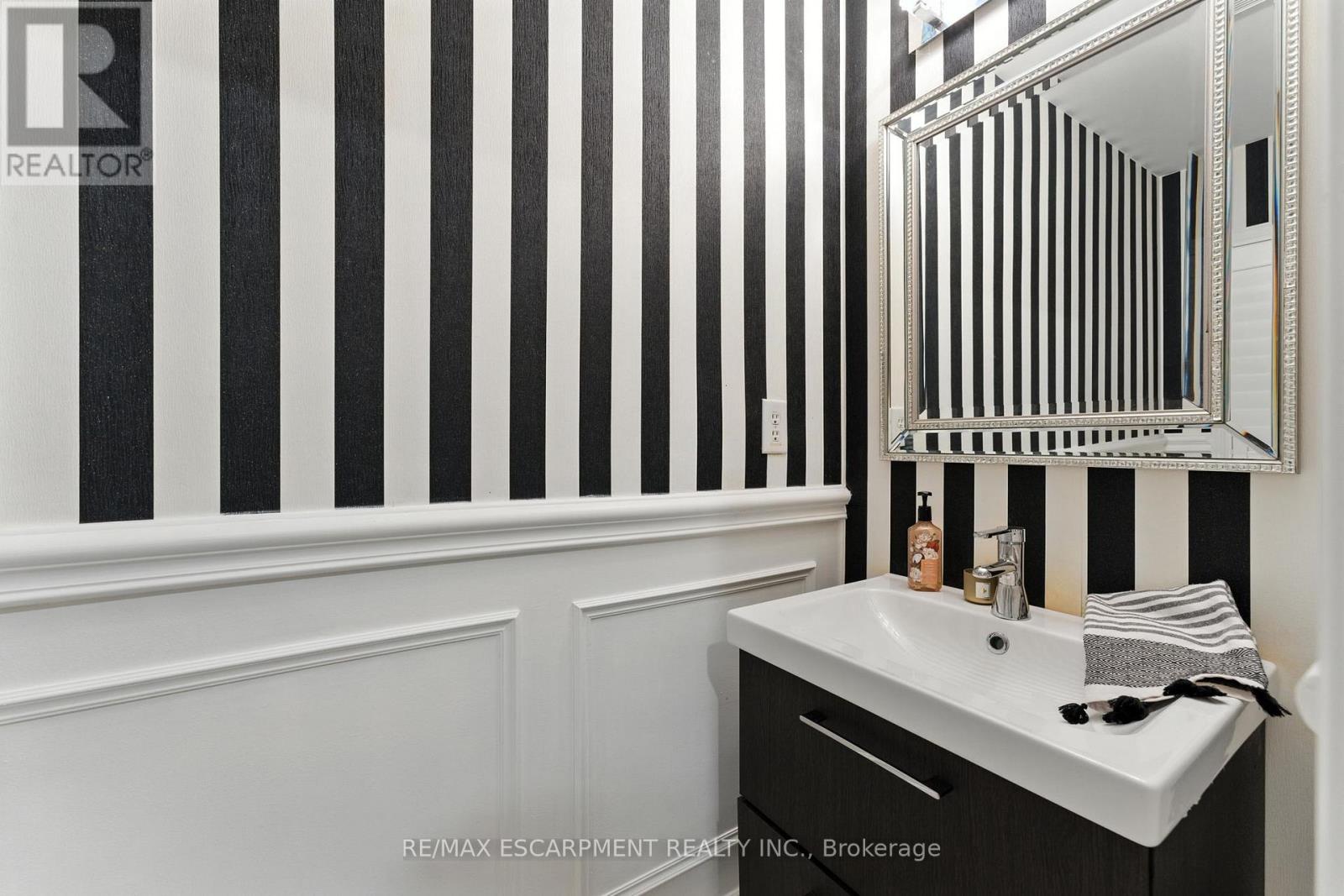 Photo 5 of 2484 Whitehorn Drive, Burlington ON