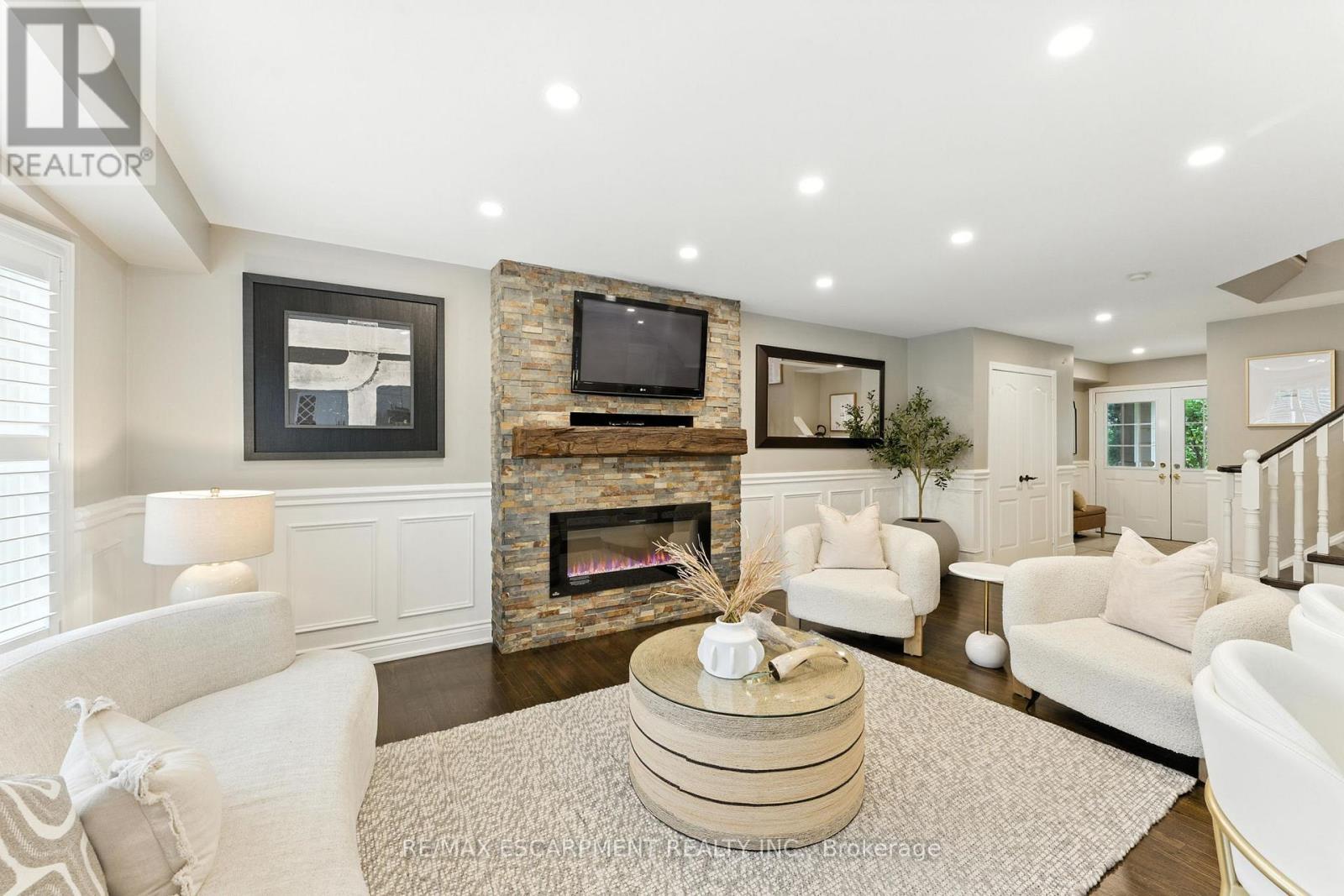 Photo 7 of 2484 Whitehorn Drive, Burlington ON