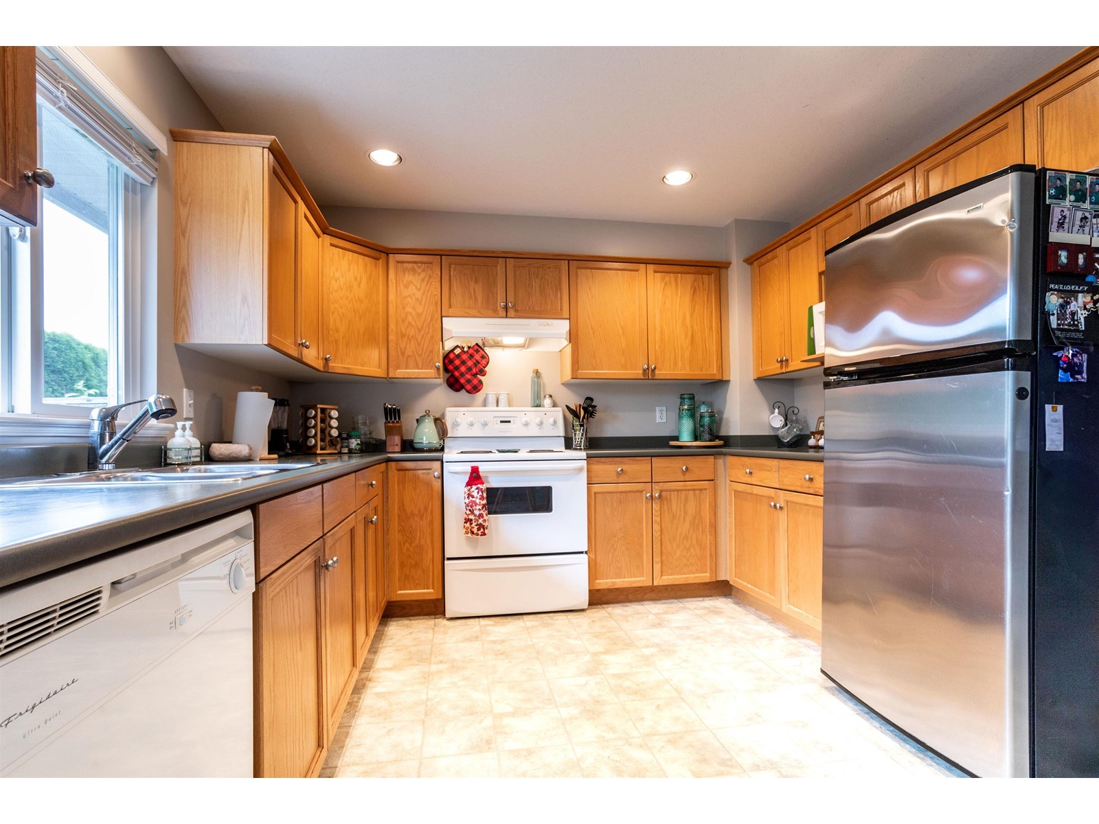 Photo 5 of 8 9472 Woodbine Street Chilliwack Proper East, Chilliwack BC