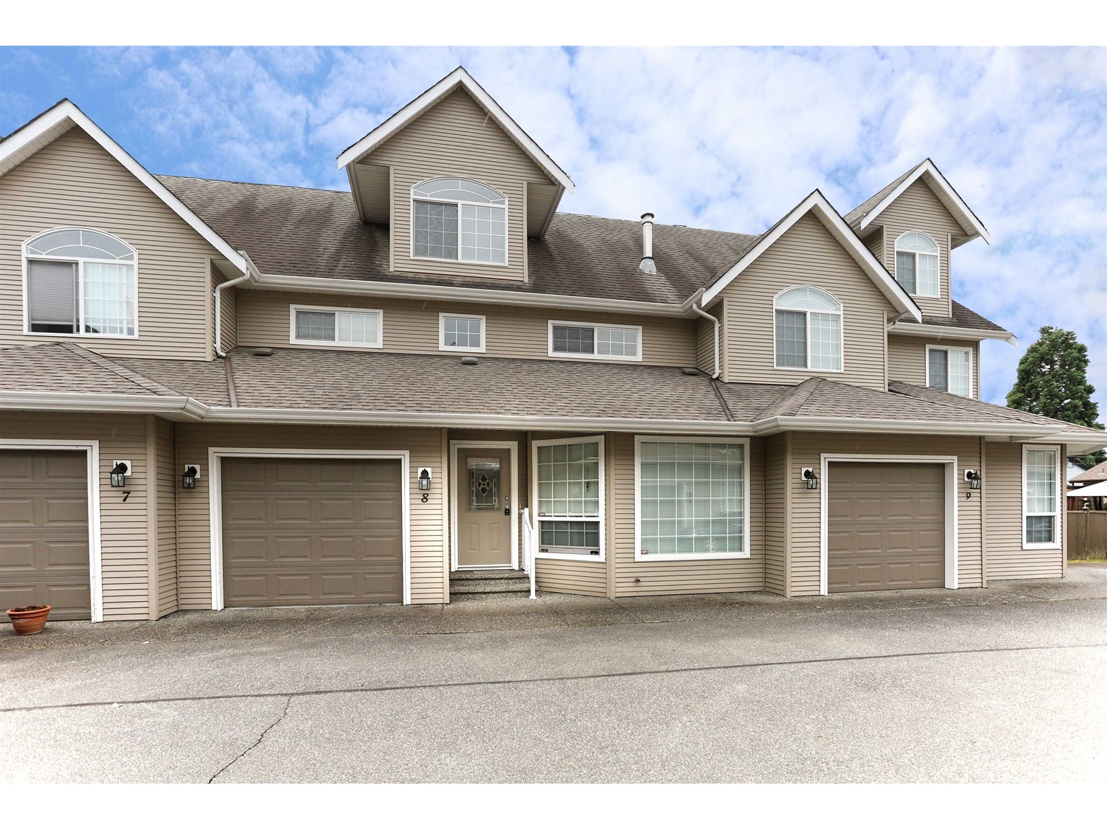 Photo 3 of 8 9472 Woodbine Street Chilliwack Proper East, Chilliwack BC