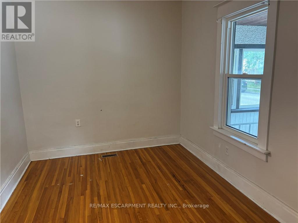 Photo 12 of 9 Grantham Avenue, St Catharines ON