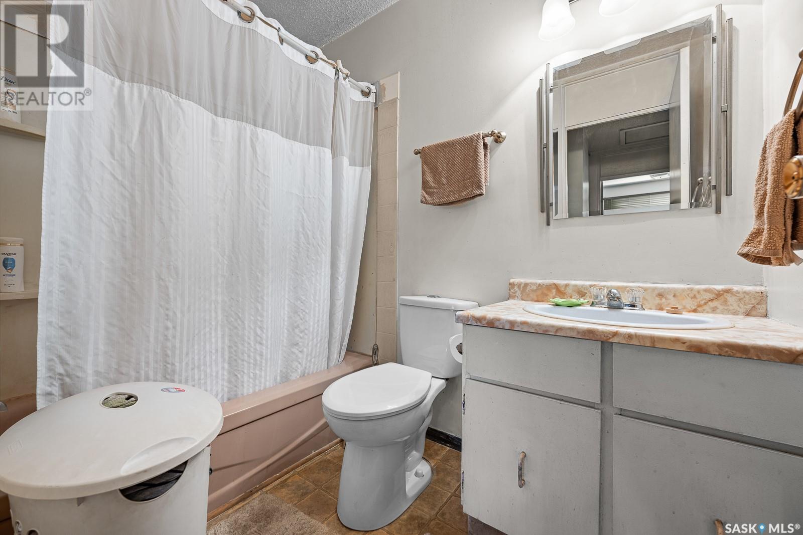 Single Family House 2 Level for Sale in  MCINTOSH STREET Regina 