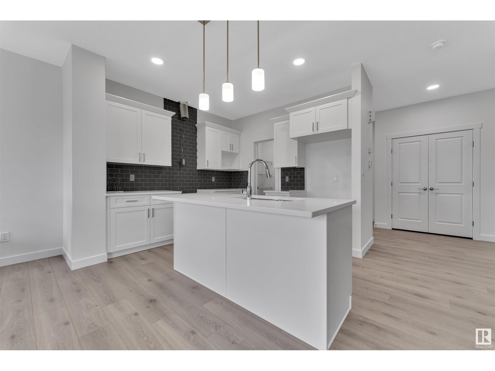 Photo 9 of 19131 29 Av Nw, Edmonton AB
