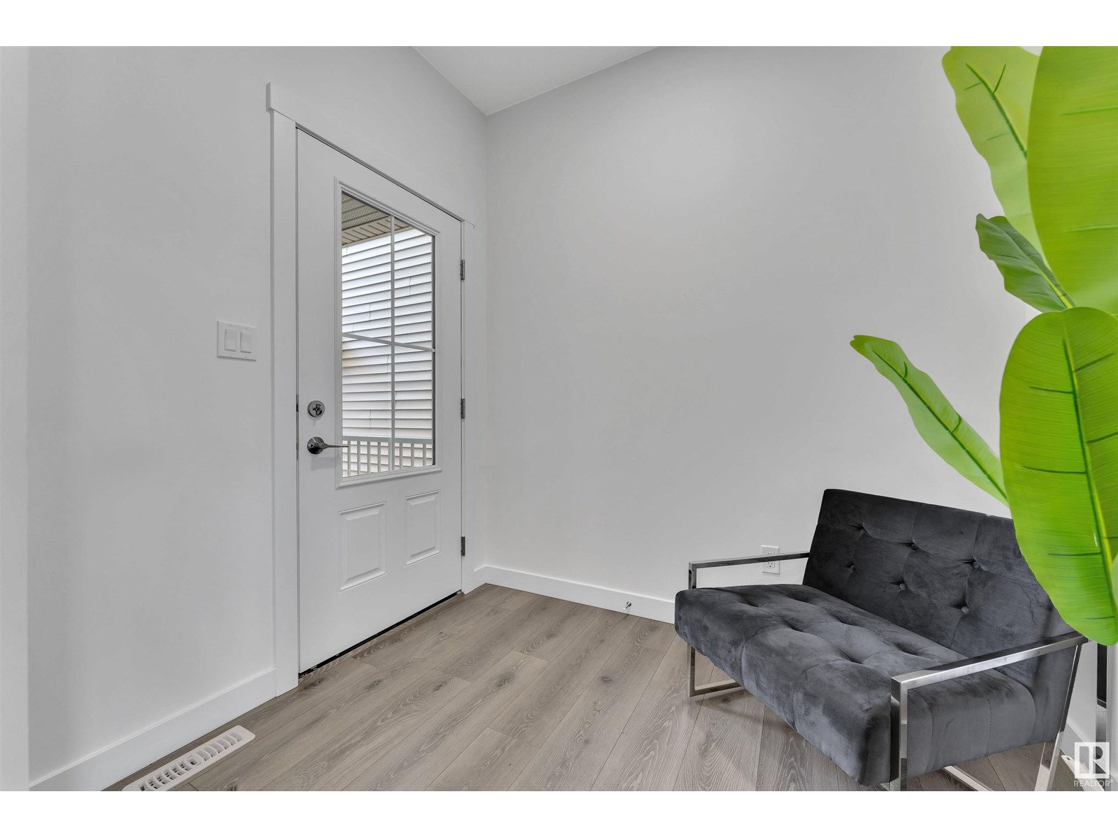 Photo 3 of 19131 29 Av Nw, Edmonton AB