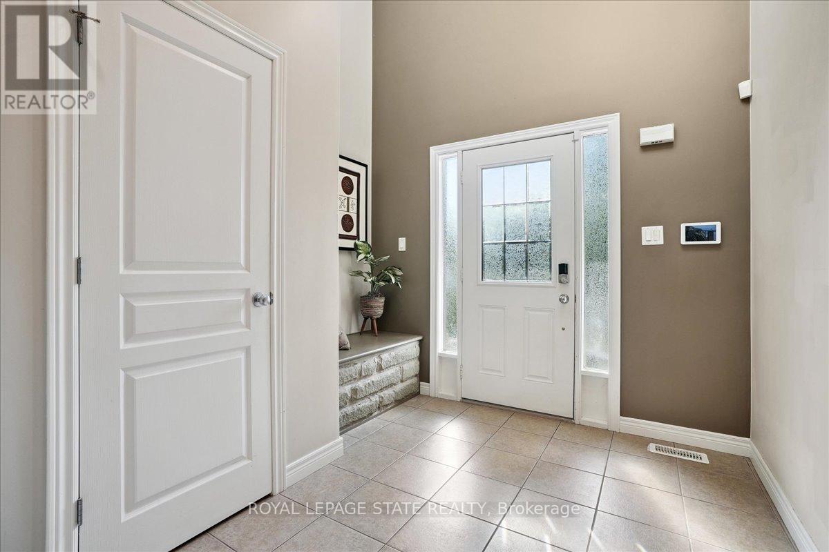 Photo 12 of 95 Hemlock Way, Grimsby ON
