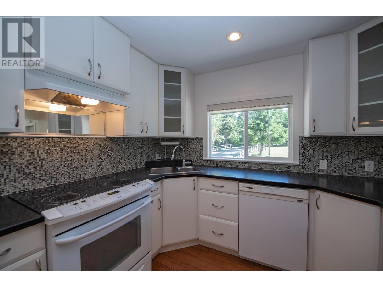 Photo 5 of 4091 10 Avenue Se, Salmon Arm BC