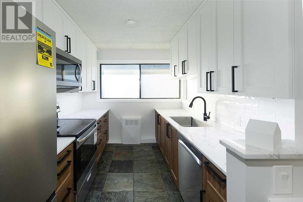 Photo 2 of 18 2400 15 Street Sw, Calgary AB