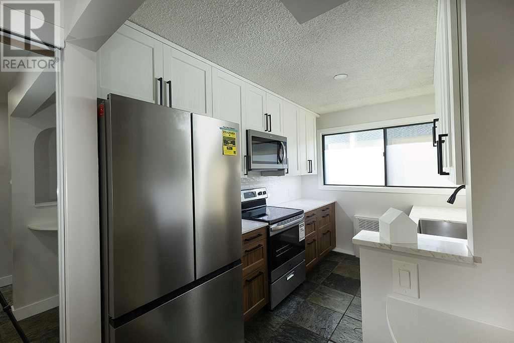 Photo 3 of 18 2400 15 Street Sw, Calgary AB