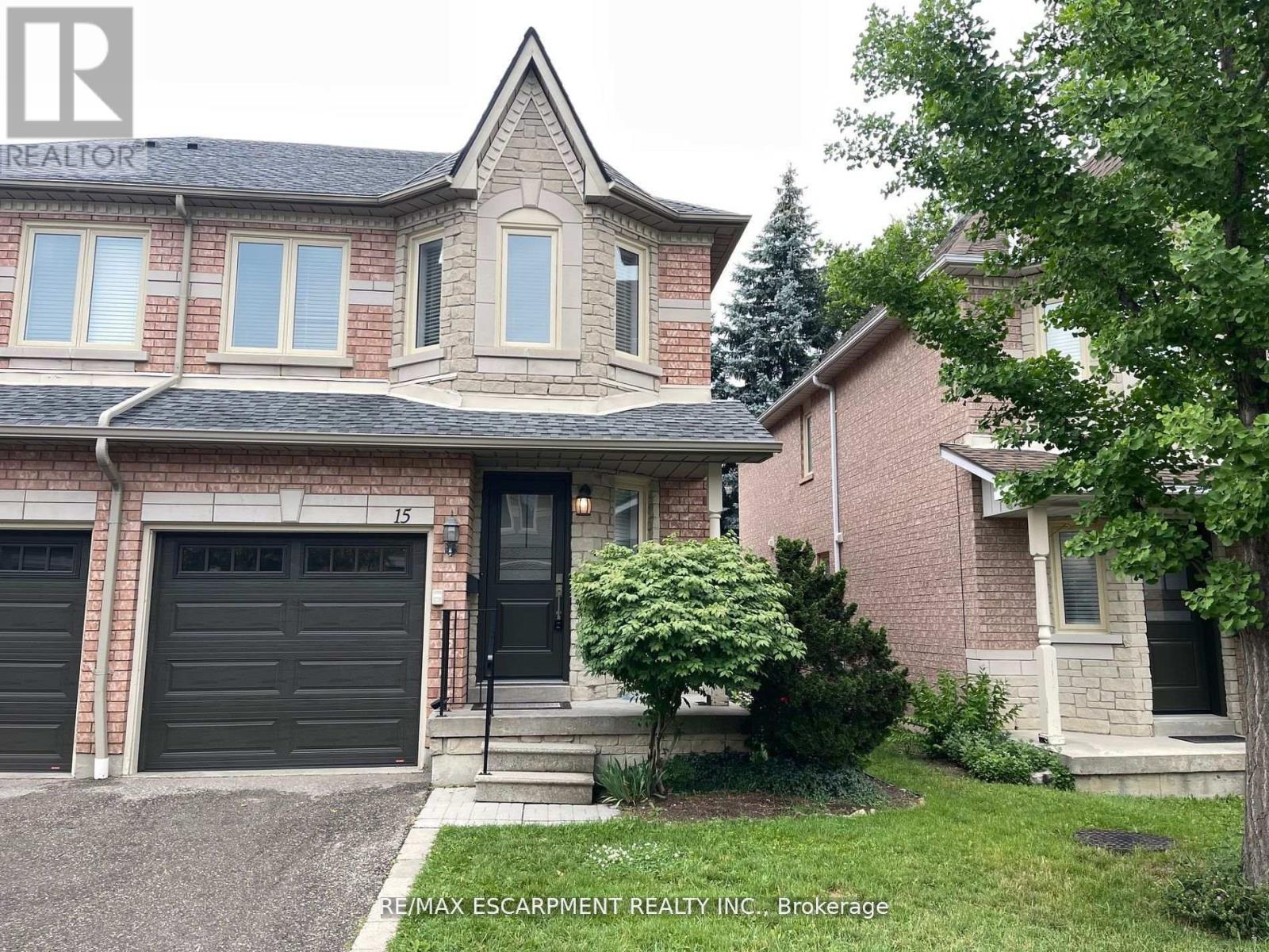Photo 2 of 15 455 Apache Court, Mississauga ON
