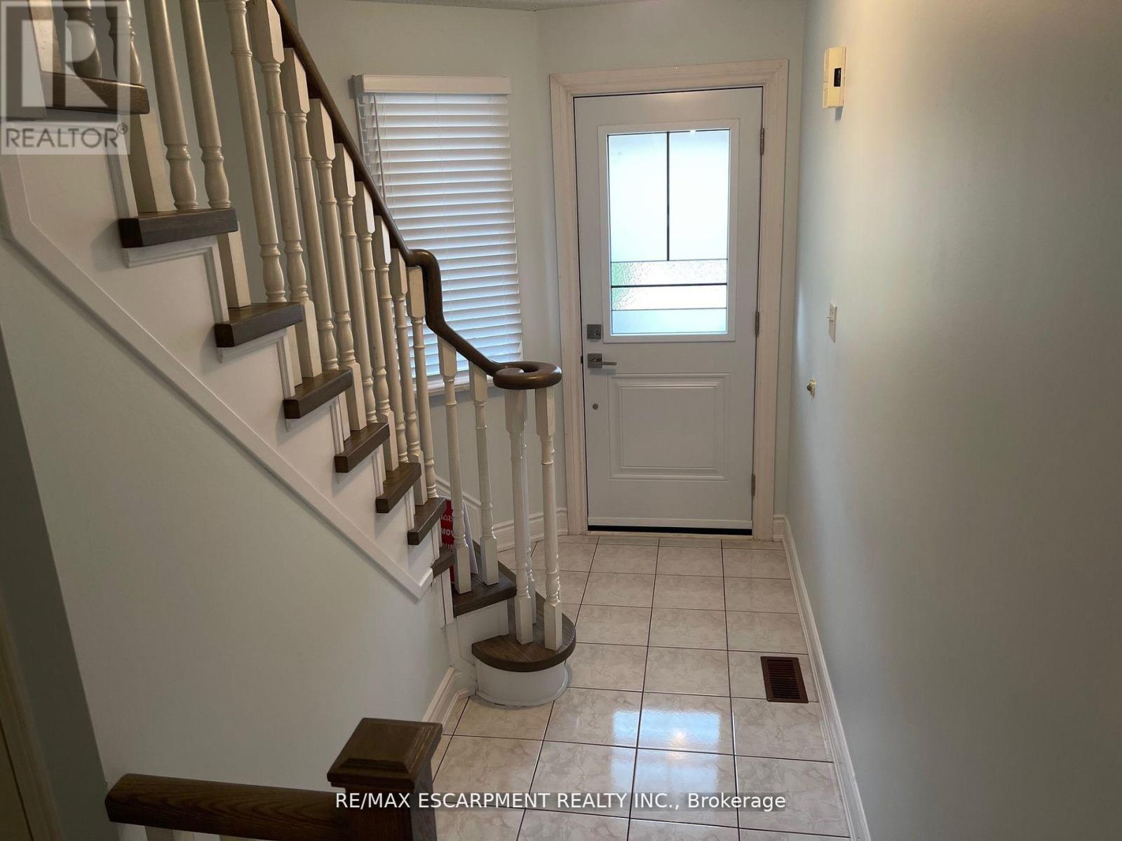 Photo 5 of 15 455 Apache Court, Mississauga ON