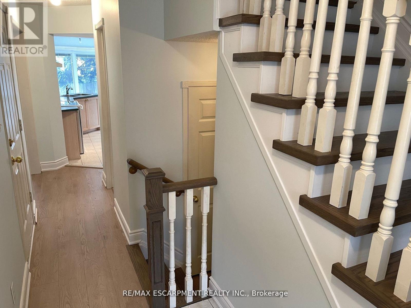 Photo 6 of 15 455 Apache Court, Mississauga ON