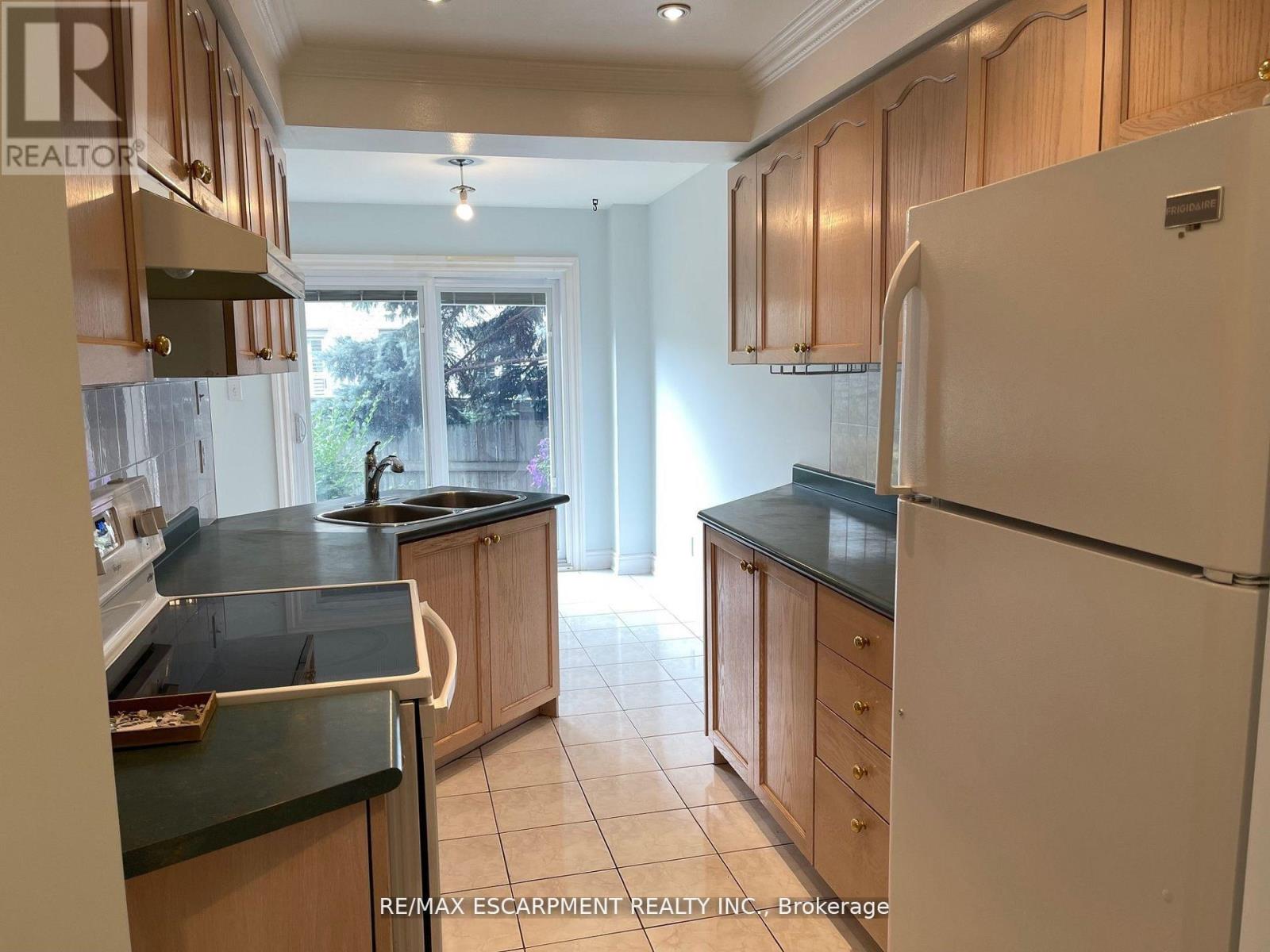 Photo 7 of 15 455 Apache Court, Mississauga ON