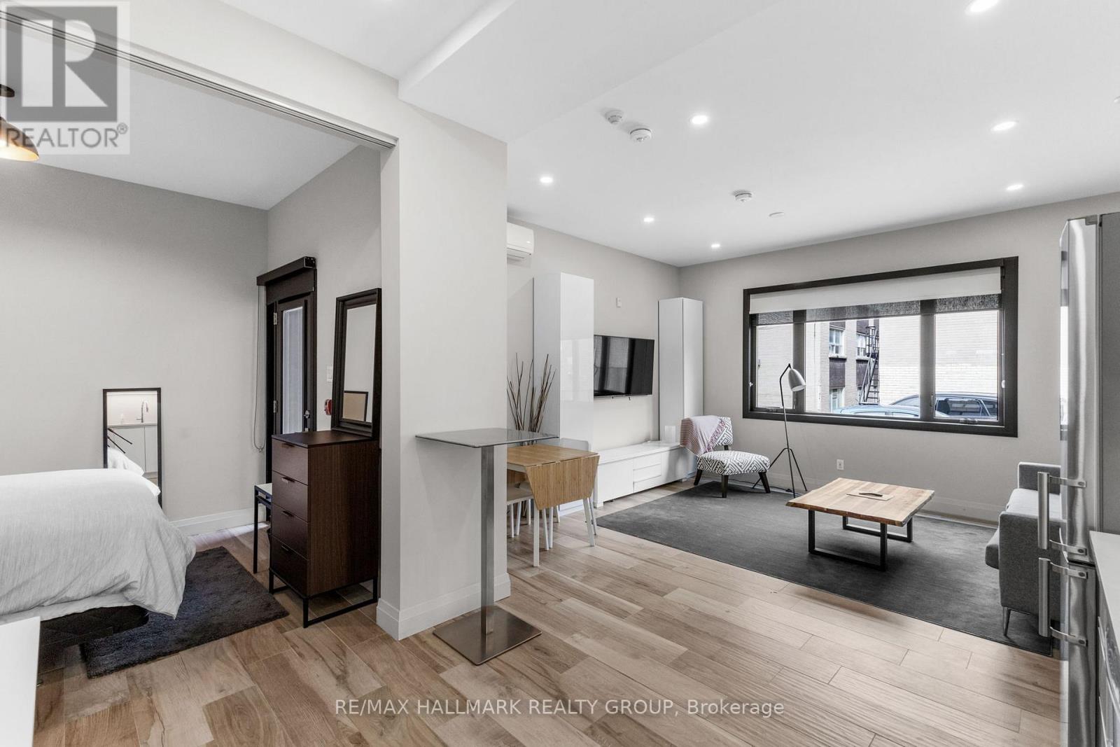 Photo 19 of 2 201 Maclaren Street, Ottawa ON